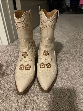 Women’s Embroidered Cream Western Ankle Boots